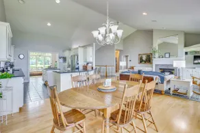 Private Shoreline & Green Bay Views! Family Home - Innenbereich