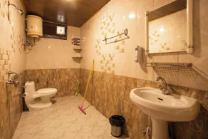 goSTOPS Kasol - Bathroom