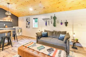 Covered Deck & Hot Tub: Cozy Retreat in Campton! - Interiør