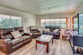 Stunning View! Peaceful Family Home w/ Yard in Roy - Intérieur