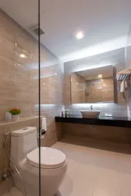 Leela Orchid Hotel - Bathroom