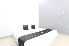 Capital O 93939 Oikodomeo Syariah - Room