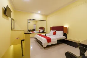 RedDoorz Plus near Ancol - Room