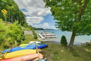 Hatch's Landing: Lake Ostego Home - Interiör