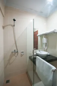 Bella Hotel Surabaya - Bathroom
