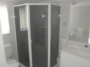 Runaway Bay Motor Inn - Bathroom