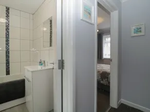 Flat 4, Big Tree Holiday Flats - Bathroom
