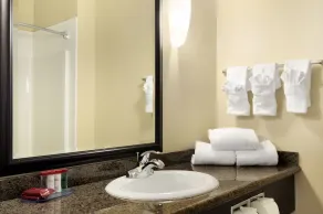 Ramada by Wyndham Cold Lake - Bathroom