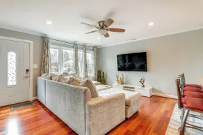Spacious Home w/ Tranquil Patio ~ 29 Mi to DC! - Innvendig