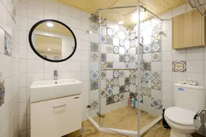 Color Fun inn - Bathroom