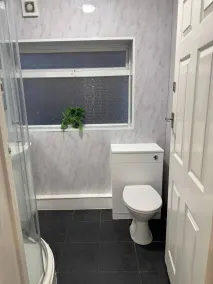 Spacious 4-bedroom Home in Ashford, Kent - Perfect for Families and Groups - Badeværelse