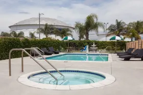 Days Inn & Suites by Wyndham South Gate - Piscine