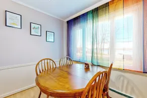 Lakefront 4BR w/ Stunning Views, Dock & Porch - Innenbereich