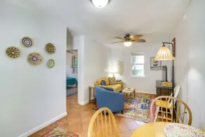 Charming Dtwn Retreat: 1 Mi to Ocean Springs Beach - Intérieur