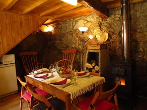 Room in Cabin - Restored, Rustic and Rural Mini Cottage in Typical Portuguese Village - Ristoranti