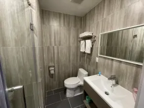 King Hotel Brooklyn Sunset Park - Bathroom