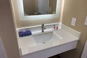Super 8 by Wyndham Newport News - Bathroom