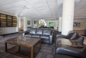 Appartement convivial et familial avec barbecue et piscine - Coin salon dans le hall