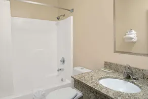 Super 8 by Wyndham Omaha West I-80 - Salle de bain
