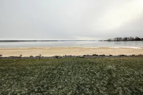 Stunning Views & Beach Access: Plattsburgh Getaway - Interni