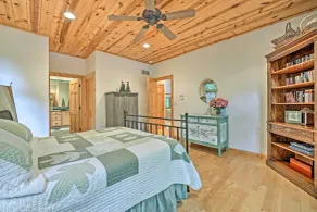 Upscale Family Retreat w/ Fire Pit, Walk to Beach! - Innenbereich