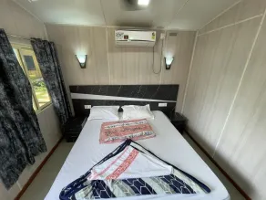 Sydney X cafe and Huts - Room