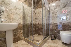 Hotel Queens Land - Bathroom