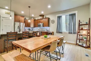 Walk to Park & Creekside Trails! Modern Sandy Home - Interiör