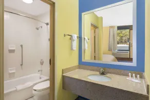 Days Inn by Wyndham Mocksville - Badezimmer