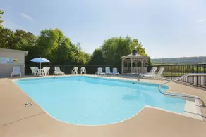 Ramada by Wyndham Pelham - Piscine