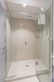 2 on Whiteleigh and 239 on Lincoln Motel - Baño