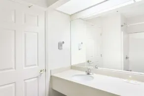 Days Inn & Suites by Wyndham Huntsville - Salle de bain