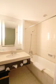 Hotel Santika Premiere Malang - Bathroom