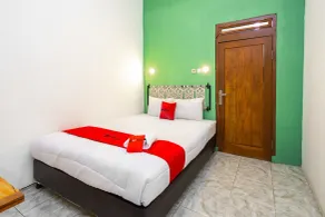 RedDoorz near Exit Toll Tanah Baru Bogor - Room
