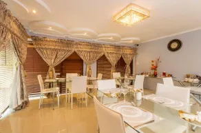 Room in Guest Room - Ezulwini Guest House - Relaxing Queen Room With Balcony in Balito, South Afirca - Living area
