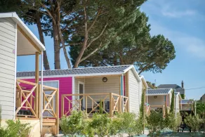 Mobil-home avec barbecue, terrasse et jardin - Vue de la chambre