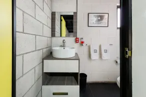Cozy Loft with Balcony - Baño