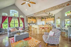 Eclectic Ranger Home w/ Mtn Views + Hot Tub! - Interiør