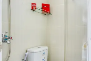 RedDoorz @ Plemburan Jakal 2 - Badezimmer