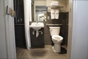 Ruby River Hotel - Baño