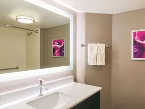 La Quinta Inn & Suites by Wyndham Denver Airport DIA - Salle de bain