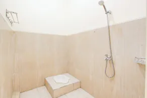 Hotel O Purwokerto Near Alun Alun Purwokerto Formerly Guest House Rania - Salle de bain
