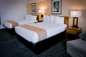 Pines Inn & Suites - Chambre
