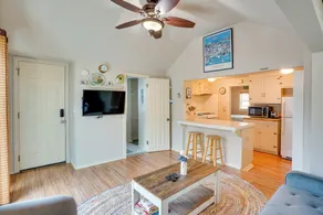 Tropical Island Escape w/ Deck, Walk to Avalon Bay - Innvendig
