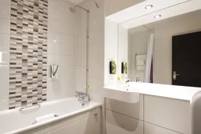 Premier Inn London Eltham - Bathroom