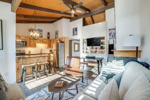 Chic Greek Peak Ski Resort Townhome w/ Balconies! - Innvendig