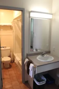 Leisure Inn - Bathroom