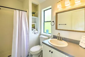 Stunning Hood Canal Getaway w/ Private Deck! - Innvendig
