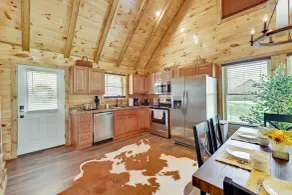 Riverside Beattyville Cabin w/ Kayaks & Fire Pit! - Interni