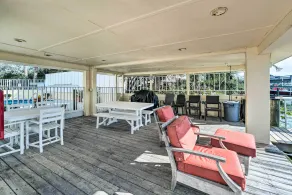 Waterfront Nokomis Condo < Half Mile to Beach! - Innvendig